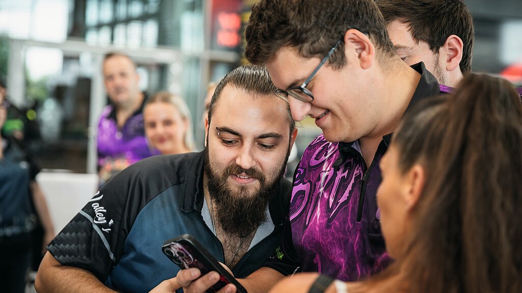 E-Dart wird immer digitaler. Mit dem LÖWEN DART HB10 und der LÖWEN DART-App schafft LÖWEN DART ein vernetztes Spielerlebnis, das weit über das klassische Dartgerät hinausgeht.