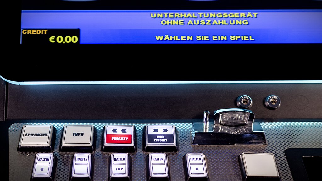 "Unterhaltungsgerät ohne Auszahlung" - mit nur einem Knopfdruck können an einem illegalen Gerät mehrere hundert Euro verlieren.