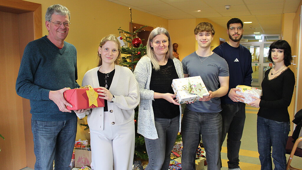 Die Auszubildenden von LÖWEN ENTERTAINMENT übergeben 100 Weihnachtsgeschenke an Kinder- und Jugendhilfeeinrichtungen in Bingen und Umgebung