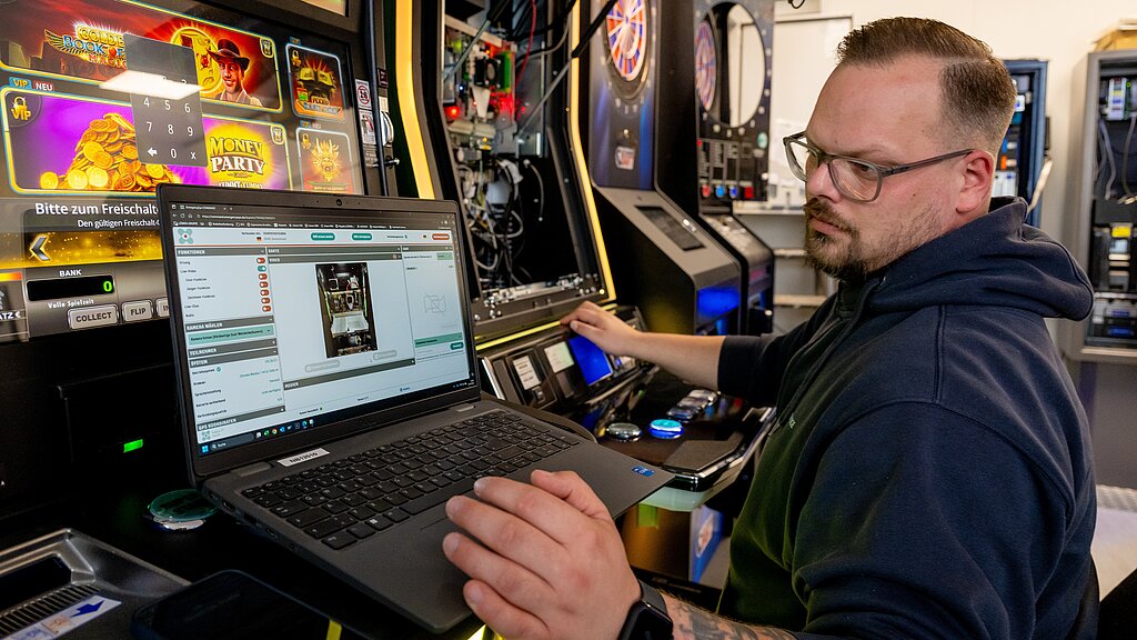 Emergency Eye ist die Videosupport-Lösung des LÖWEN-SERVICE für Geldspielgeräte. Aus der Ferne können damit Mitarbeiter Spielhallenbetreibern und deren Technikern sofort bei Störungen am Geldspielgerät helfen. 