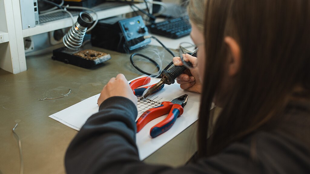 Anlässlich des bundesweiten Berufsorientierungstags Girls’Day und Boys’Day am 23. April 2026 öffnete die LÖWEN ENTERTAINMENT GmbH ihre Türen am Unternehmensstandort Bingen am Rhein. Fünf Mädchen und ein Junge im Alter von 10 bis 13 Jahren nutzten die Gelegenheit, technische Ausbildungsberufe kennenzulernen und einen Einblick in die Arbeitswelt eines industriellen Herstellers zu erhalten.