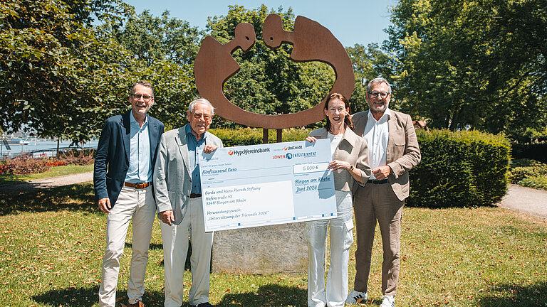 LÖWEN ENTERTAINMENT hat am 24. Juni einen symbolischen Spendenscheck in Höhe von 5.000 Euro an die Gerda und Kuno Pieroth Stiftung überreicht. Die Spende fließt in die Skulpturen-Triennale 2026.