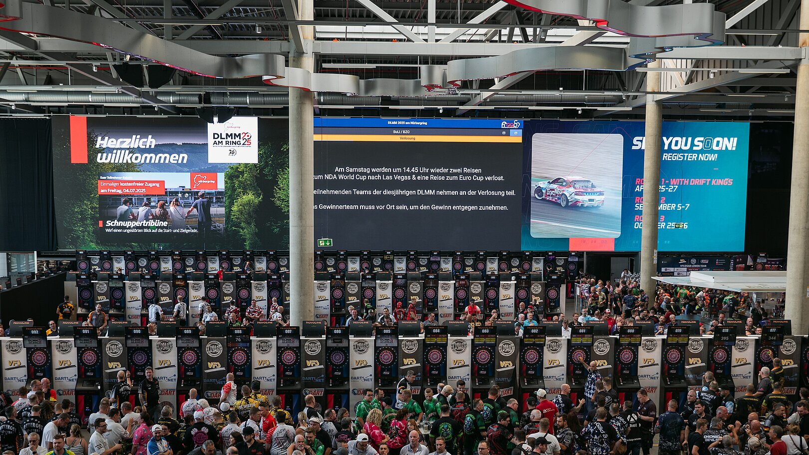 In Deutschland gehören die Produkte von LÖWEN DART seit Jahrzehnten zum Standard im Liga- und Turnierbetrieb. Ein Eindruck von den Deutschen Liga Mannschafts-Meisterschaften am Nürburgring.
