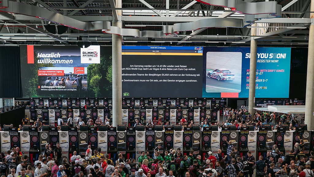 In Deutschland gehören die Produkte von LÖWEN DART seit Jahrzehnten zum Standard im Liga- und Turnierbetrieb. Ein Eindruck von den Deutschen Liga Mannschafts-Meisterschaften am Nürburgring.