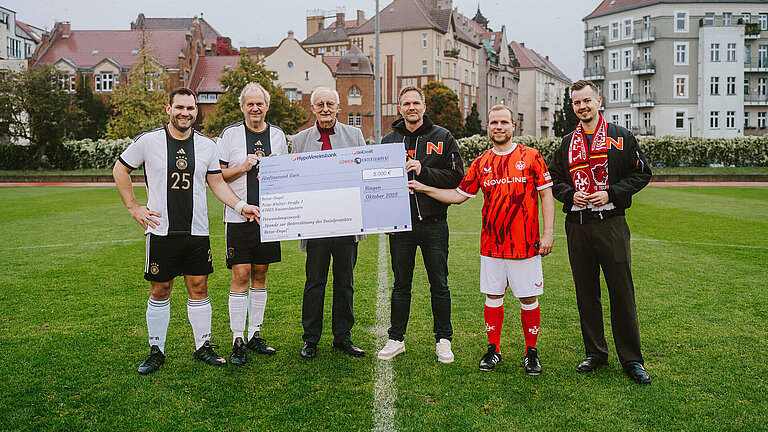 Im Rahmen eines Benefizspiels spendete LÖWEN ENTERTAINMENT 5.000 Euro an die „Betze-Engel“, das Sozialprojekt des FCK.