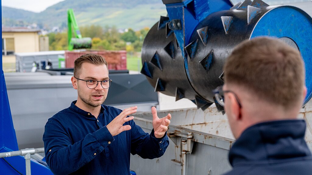 Marek Neumann erläutert die Vorteile der Wertstoff-Verdichtung